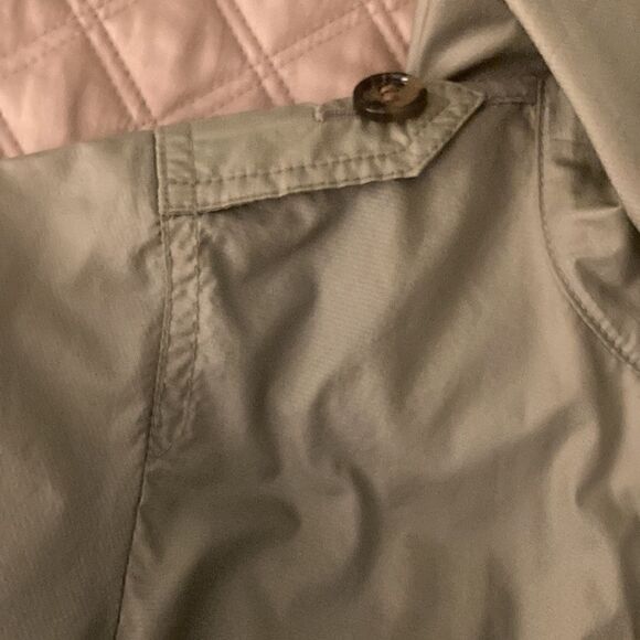 Burberry Boys Rain Jacket with Hood. Olive green Nylon. Size 4 Yr. - Picture 7 of 14